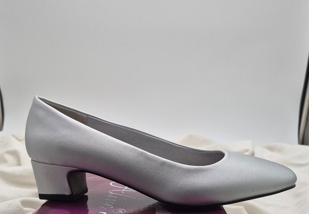 NEW Easy Street Prim silver satin pump rounded toe low block heel Women 6.5